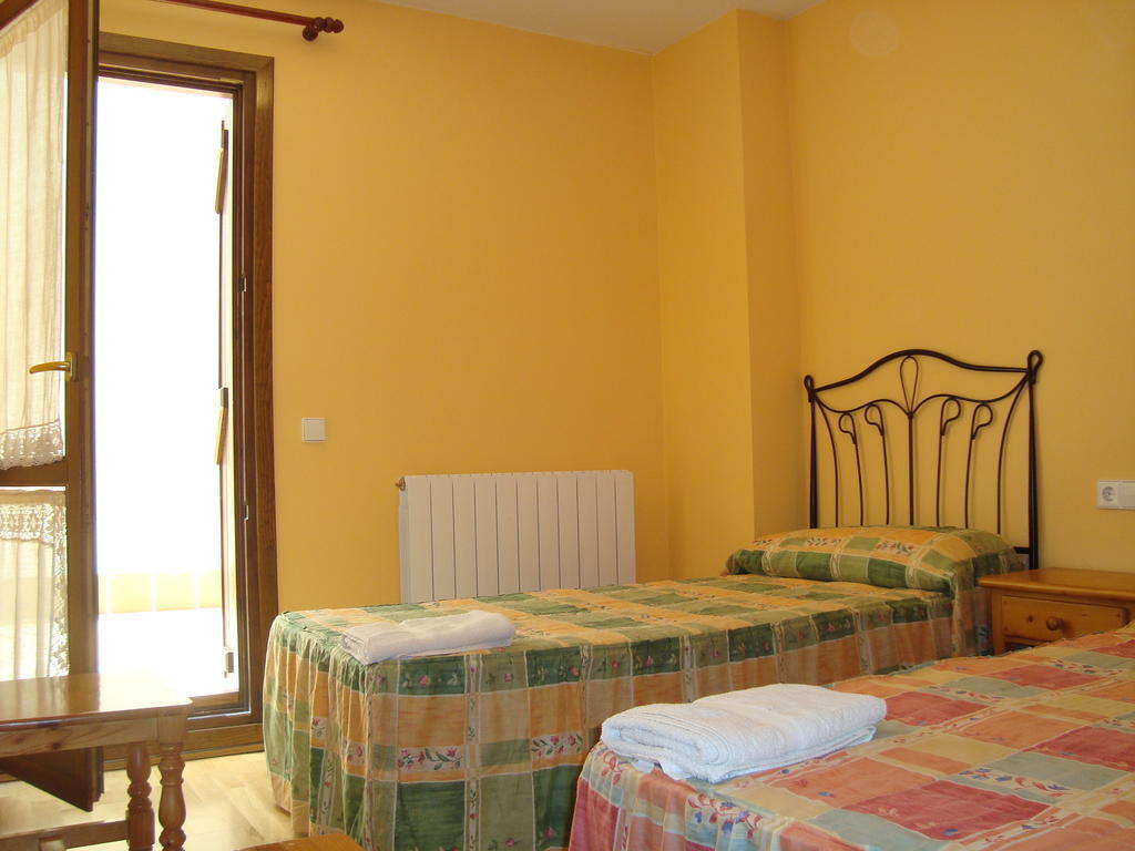 Apartamentos Saila Castejón de Sos Chambre photo